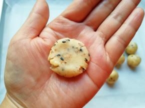用手掌心按压一下，一个小小的一口酥就做好了。
烤箱上下管160度预热。