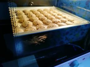 烤了10分钟的时候，一口酥开始变色变大了。