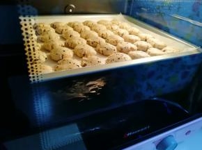 烤了10分钟的时候，一口酥开始变色变大了。