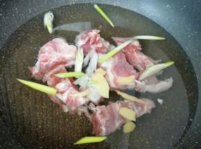 排骨凉水入锅，加一勺料酒，下入葱姜烧开焯水。