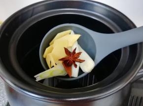 砂锅内放水，加入葱、姜、八角和桂皮烧开。