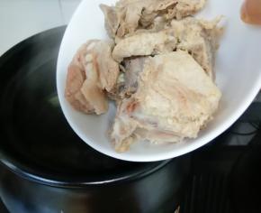 下入焯好的排骨烧开，转中小火炖一个小时。