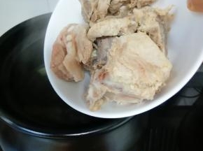 下入焯好的排骨烧开，转中小火炖一个小时。