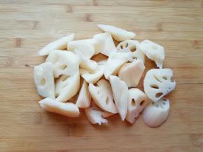 莲藕去皮洗干净切成滚刀块，用水泡上备用。