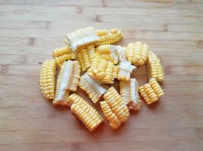 玉米切成小块备用。