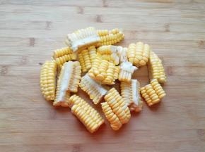 玉米切成小块备用。