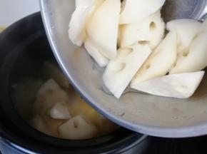 排骨炖到半个小时的时候，下入莲藕。