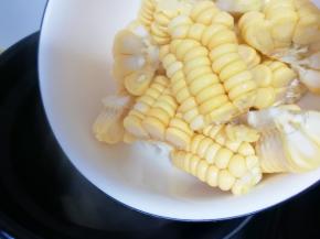 下入玉米，继续中小火炖煮。