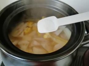 一个小时以后放盐调味，继续炖10分钟之后关火。