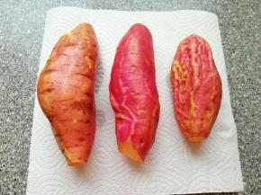 红薯刷洗干净，用厨房用纸吸干水分。