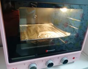 烤箱上下管200度预热。