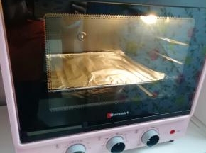 烤箱上下管200度预热。