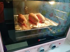 烤网上铺上锡纸，放上红薯，送入预热好的烤箱，上下管200度烤一个小时。