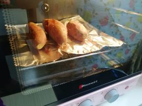 烤到半个小时的时候翻面。