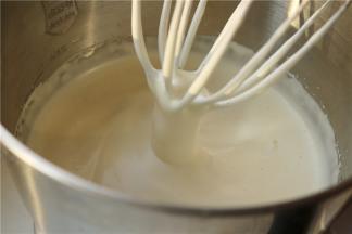 先把打蛋盆放在热水里加热到40度左右，加热的时候用手抽不停搅拌，避免局部太热变成蛋花。再把打蛋盆放置在厨师机底座上，厨师机开高档，打发到能出现明显纹路，而且不会消失的状态。大约需要6到8分钟。