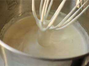 先把打蛋盆放在热水里加热到40度左右，加热的时候用手抽不停搅拌，避免局部太热变成蛋花。再把打蛋盆放置在厨师机底座上，厨师机开高档，打发到能出现明显纹路，而且不会消失的状态。大约需要6到8分钟。