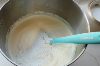 低筋面粉过筛两次，筛入到蛋糕糊里面。