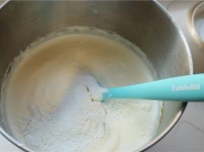 低筋面粉过筛两次，筛入到蛋糕糊里面。