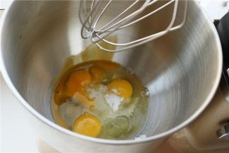 鸡蛋打散放入厨师机打蛋盆里，加入砂糖。