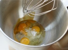 鸡蛋打散放入厨师机打蛋盆里，加入砂糖。