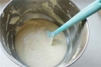 用刮刀兜底翻拌，同时不停的转动盆的角度，使各个地方都翻拌到。最后翻拌均匀的蛋糕糊细腻均匀，表面有光泽。