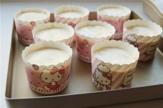 把蛋糕糊分装到学厨KT蛋糕模里，大约8分满就可以。