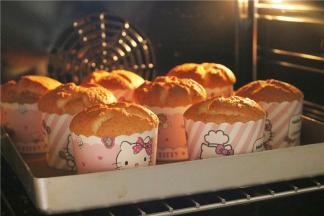 纸杯放在学厨金盘里，送入烤箱，放置中层，165度烤25分钟左右，蛋糕长满纸杯，并且上色均匀即可。