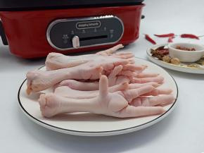 准备鸡爪一份、香料都各来一点、不爱吃辣的朋友可以不放辣椒酱。