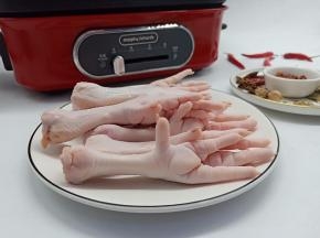 准备鸡爪一份、香料都各来一点、不爱吃辣的朋友可以不放辣椒酱。