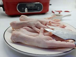 鸡爪洗净后剪掉指甲。