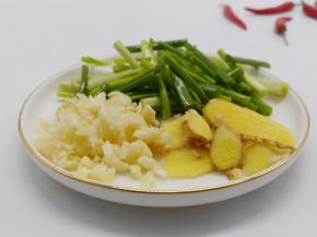 生姜、蒜、葱切好备用。