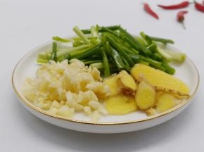 生姜、蒜、葱切好备用。