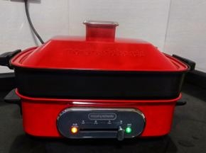 插上电源、滑动档位到最高位置、盖上盖子（锅体两侧大把手、稳固的锅盖提手，使抓握、挪动更稳定，更安全，不烫手；控制面板倾斜设计，电源指示灯和加热指示灯分离设计，利于观察）