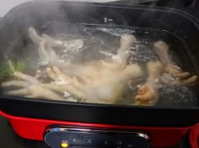 1400w的大功率，一会就沸腾了、焯水过的鸡爪过冷水洗一下。