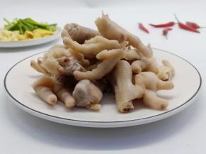 用砍骨刀对半切开，便于入味。