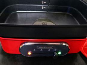 锅中加入适量的油（双面涂层的不粘锅只需要少量的油即可，有利于身体健康）