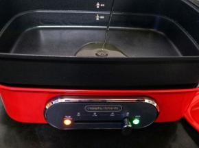 锅中加入适量的油（双面涂层的不粘锅只需要少量的油即可，有利于身体健康）