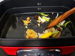 加入香料、辣椒酱以及葱姜蒜翻炒出香味！