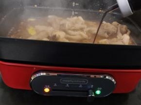 加生抽2勺（喜欢颜色深的可以再加点老抽）由于生抽跟辣椒酱有盐份，重口味的可以选择再加点盐。