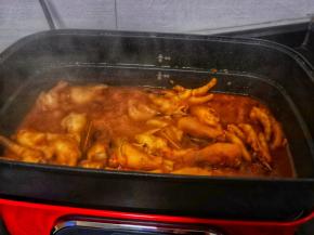 加少许的开水，开大火慢慢炖。