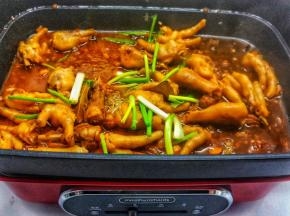 打开盖子后大火收汁，撒上葱花点缀就完成啦！