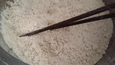 莜面与土豆粉混合均匀，用80度热水烫面。