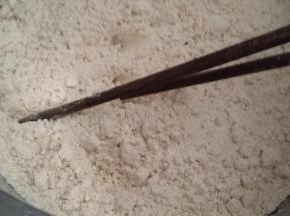 莜面与土豆粉混合均匀，用80度热水烫面。