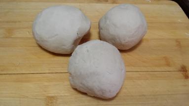 揉成面团盖保鲜膜饧20分钟。