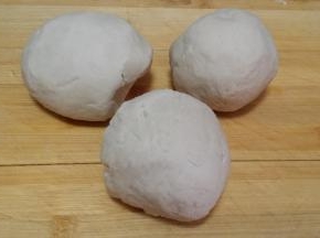 揉成面团盖保鲜膜饧20分钟。