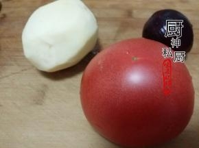 土豆、西红柿、洋葱去皮洗净切小丁备用。