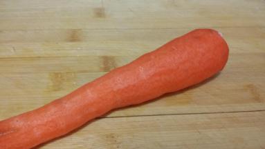 红萝卜去皮切丁备用。