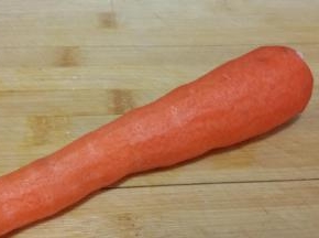 红萝卜去皮切丁备用。