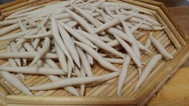 饧好面搓成两头尖的鱼鱼、上锅蒸15分钟。