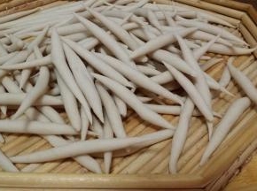 饧好面搓成两头尖的鱼鱼、上锅蒸15分钟。